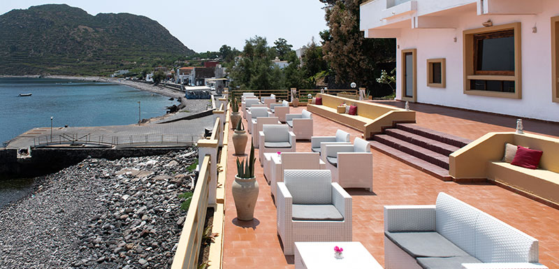 Aperitivo a Filicudi sulla terrazza del Phenicusa