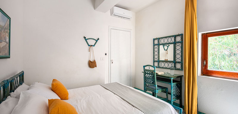 camera vista giardino